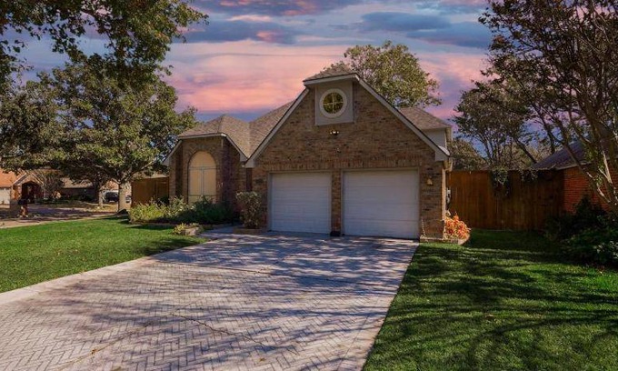 Grand Prairie House | 216 m² House ∙ 1 bedroom ∙ 12 guests