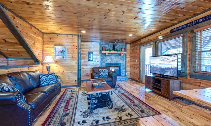 Hemlock Hills Cabin | 220 m² Cabin ∙ 4 bedrooms ∙ 18 guests