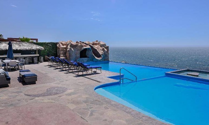 Playas de Rosarito House | 260 m² House ∙ 7 bedrooms ∙ 35 guests