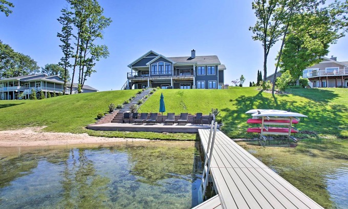 Traverse City House | 325 m² House ∙ 5 bedrooms ∙ 16 guests
