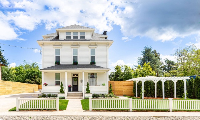 McMinnville House | 7 bedroom - Wine Country Home - Amazing Location