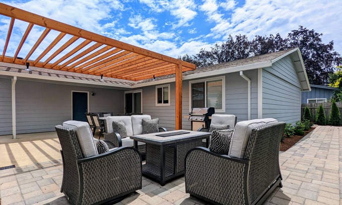 McMinnville House | A Charming Home In Historic McMinnville For Your Family`s Holiday