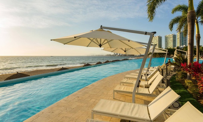 South Hotel Zone Condo | A luxurious beachfront property to delight any traveler's vacation dreams.