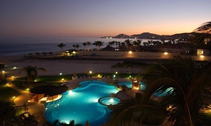 Zona Hotelera Condo | Beach Front Mañanitas 2 Bedroom Condo w/Spectacular Views! Free WiFi & Netflix!