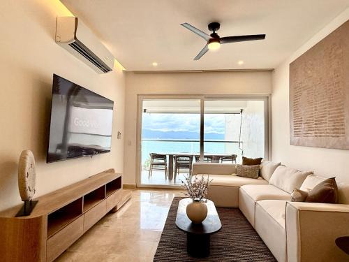 Las Glorias Apartment | Beachfront 2BR 2baths - 8 Pools by Moikkarentals