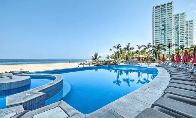 South Hotel Zone Condo | Beachfront Resort Condo w/Wraparound Balcony!