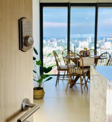 Financial District Apartment | Beautiful apartment on the 19th floor, in front of the new Consulate!