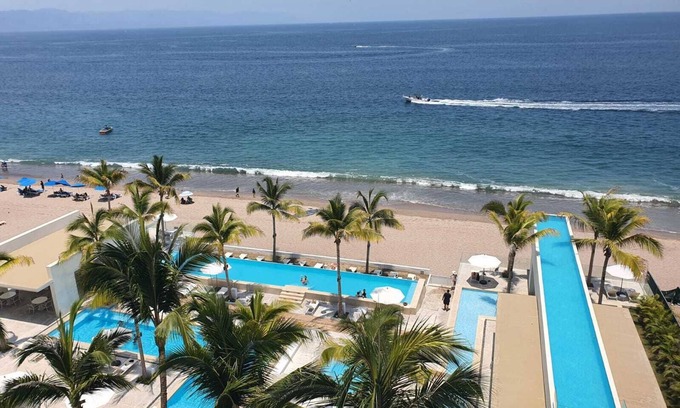 Las Glorias Apartment | Beautiful Beachfront Apartment