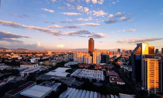 Anahuac Apartment | Beautiful Hi-rise, King size, HS Wi-Fi, pool, gym
