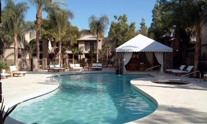 North Scottsdale Condo | Beautiful- Main floor/modern condo in prime North Scottsdale location