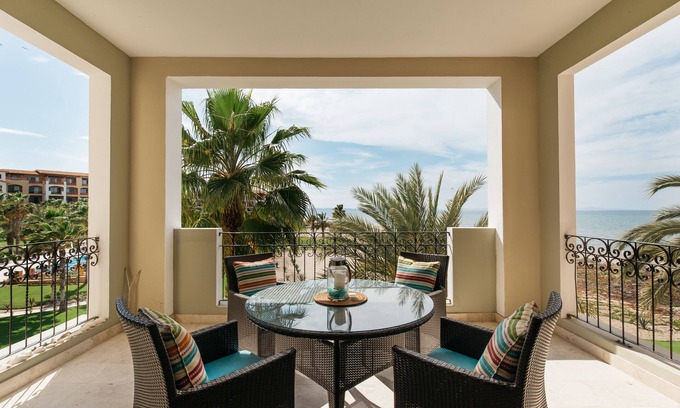 La Paz Apartment | Beguiling pool-ocean view unit