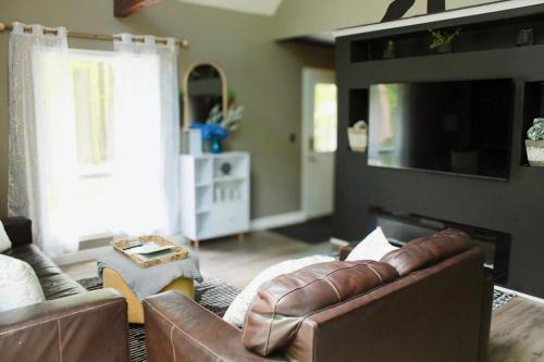 Farwell House | Bigfoot Retreat- ORV Trails- Private Lakes- Secret Game Room