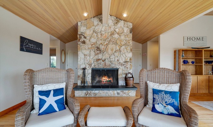 Surf Pines House | Bliss:HotTub~A+OceanViews~Wildlife~FirePit~Cornhole~PingPong~Deck& Yard~DogOK~