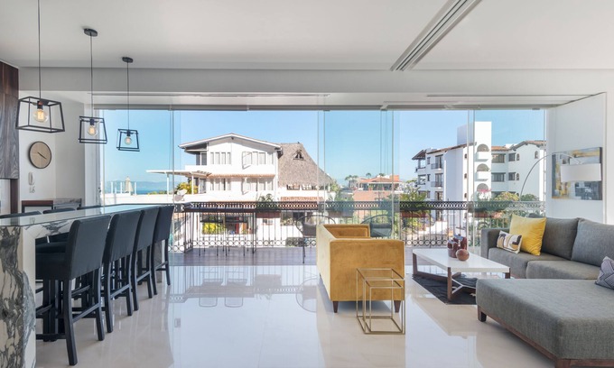 Amapas Condo | Bright Pier57 Corner Unit Ocean View Romantic Zone