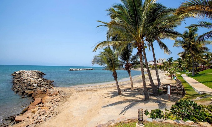 La Cruz de Huanacaxtle House | By the beach with private pool & jacuzzi