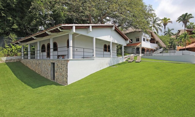 North End House | Charming casita. Private, secure with pickle ball and basketball half-court.