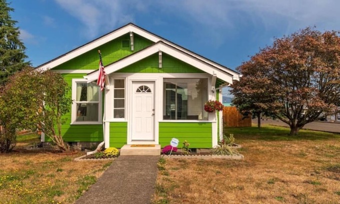 Tillamook House | Cheerful 2 Bedroom, 1.5 Bath, Hot Tub w/Yard Ranch
