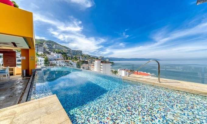 Amapas Apartment | Chic Studio -Rooftop Pool - Ocean View - King Bed