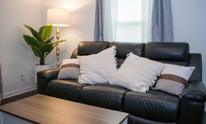Ross House | Cottage on Main - Cheerful 2 brm home w/parking.
