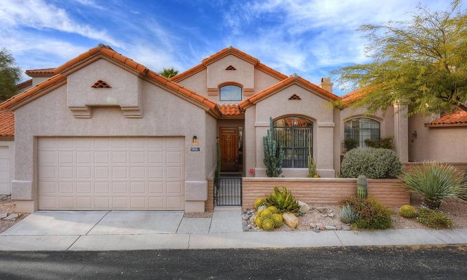 Tucson House | Gated Tucson Foothill home with pool, hot tub, & patio