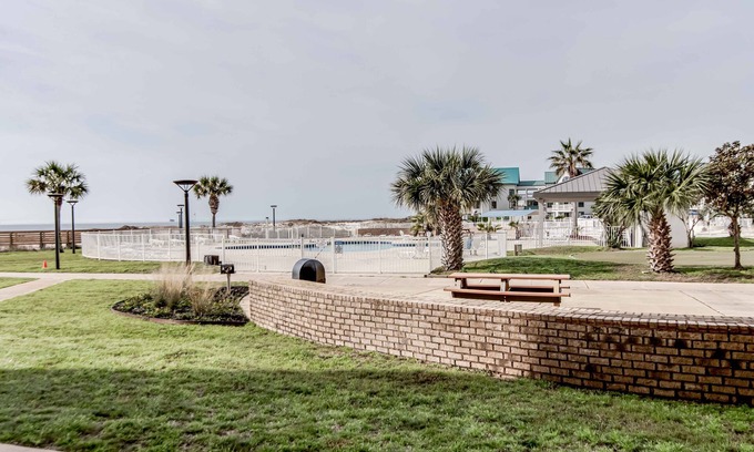 Fort Morgan Condo | Ground Level! BOOK NOW~Easy Access to Awesome Amenities! Beautiful Unit!