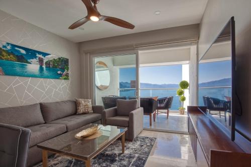 Las Glorias Apartment | Harbor 171 Beach Front High Rise