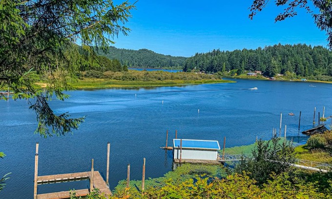 Lakeside House | House ∙ 6 bedrooms ∙ 14 guests