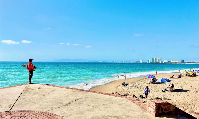 Colonia 5 de Diciembre Apartment | Industrialized Beachside 1-bedroom apartment with AC, WiFi in Puerto Vallarta