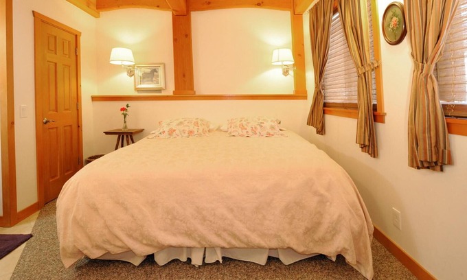 Alyeska Apartment | King Bed-Ensuite-Premium-Woodland view-Surrey Room