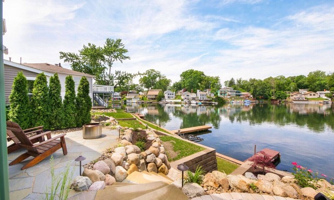 Portage Lakes Apartment | Lake Front|Kayaks|Huge Game Room|Sleeps 8