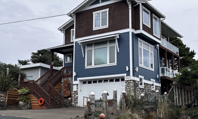 Lincoln City House | LAST MIN DEAL SEPT 30% OFF!MIN WALK TO THE SAND!OCEAN VIEW HOUSE HOT TUB