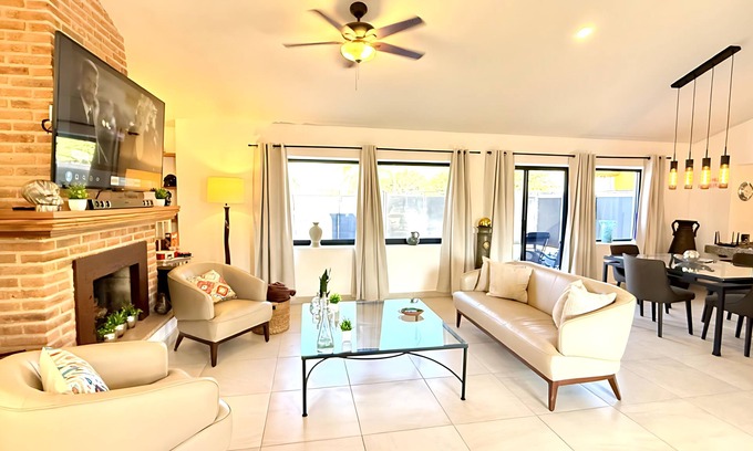 San Antonio Tlayacapan Apartment | Luxurious Ajijic 2 Bedroom House - Huge Patio - Bikes - Gym - Pickleball Court