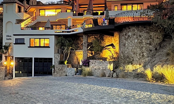 Pedregal Villa | Luxury Villa in Pedregal -Incredible views- Walk to town!