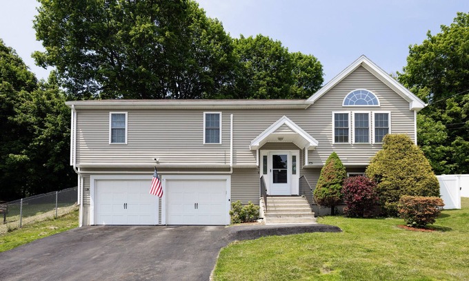 Webster Square House | Modern 4BR Escape in Worcester AC Huge Yard Fast WiFi