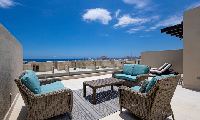 El Tezal House | Modern studio with rooftop lounge, pools, gym, pickleball & Netflix access
