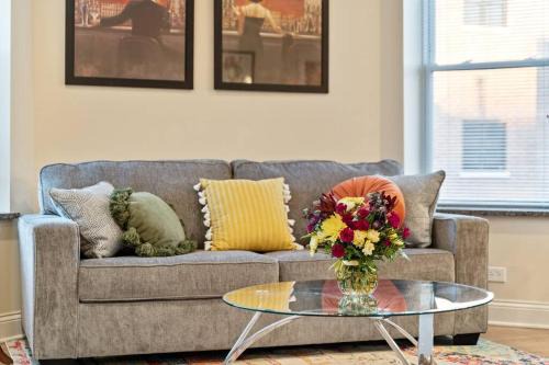 St. Ben's Apartment | NEW! 1 Garage Spot Included! Near brown line! North Center/St. Ben's Location!