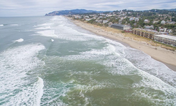 Lincoln City Condo | Oceanfront condo located in the heart of Lincoln City with a swimming pool!