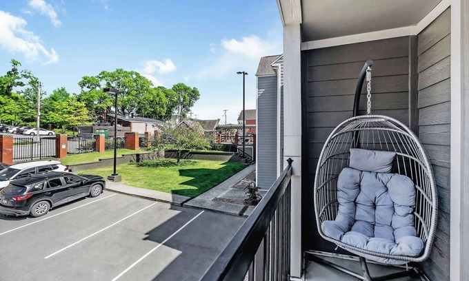 Rutledge Hill Condo | Park Free! Walk 2 Honkytonks! Balcony!