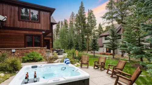 Christie Heights House | Peak 8 by AvantStay Spacious Modern Cabin w Hot Tub Views