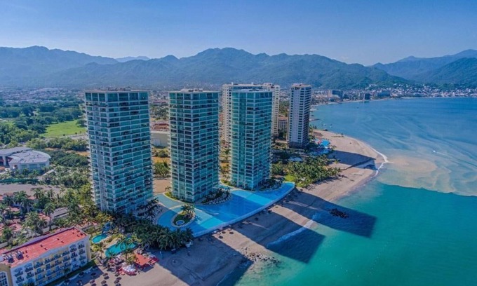 Las Glorias Apartment | Peninsula Condo on 10th Floor