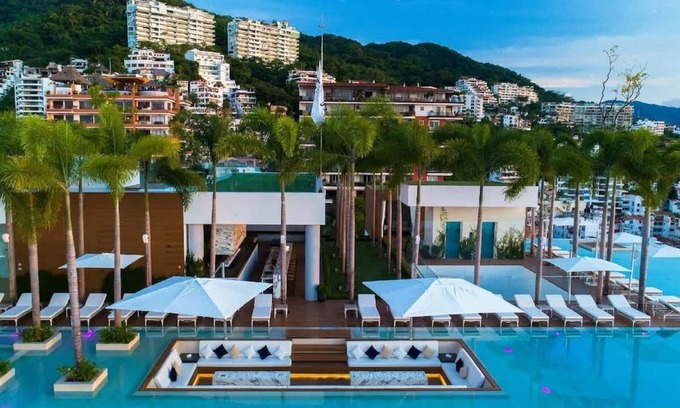 Romantic Zone Condo | PIER 57 - 108 | Open Loft in Romantic Zone PV