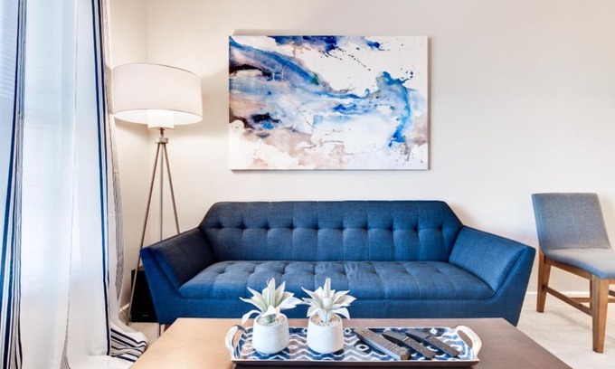 Old Town West Apartment | Professionally Decorated 1 BR With King Bed Only 4 Minutes from Metro/ Close to Old Town