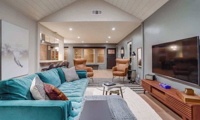 Hollywood Hills West House | Projector - Pool Table - 15min DT - Pets OK - BBQ