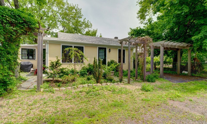 Rockport House | Quaint getaway with full kitchen and lush yard - close to the beach and downtown