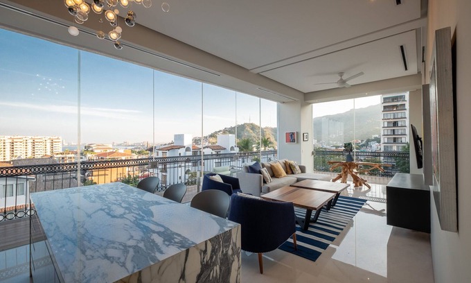 Romantic Zone Condo | Ritzy Pier 57 Penthouse Ocean Views Romantic Zone