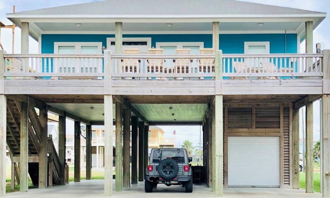 Port Bolivar House | Shark Shack ~ 3rd Row Home ~ Holiday Addition ~ Ocean View ~ Basketball Goal
