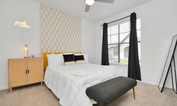 South Central Houston Apartment | Solatair Oasis Smart Hub with Free Parking, Pool&Gym