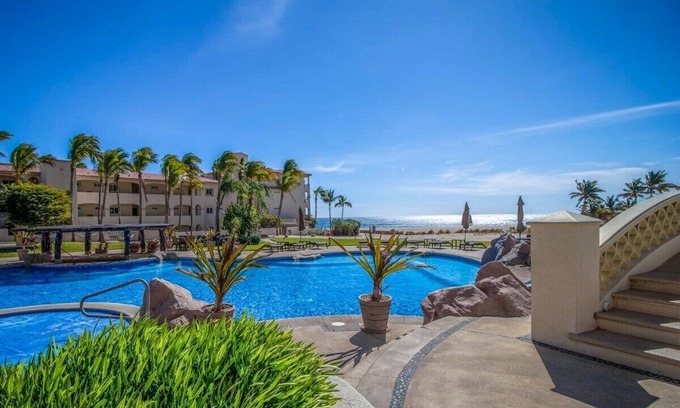 Zona Hotelera Apartment | Spacious 3-Bed Luxury Condo with Stunning Sea Views