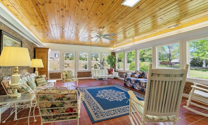 McMinn County House | Spacious 5-bedroom house in amazing Athens with AC