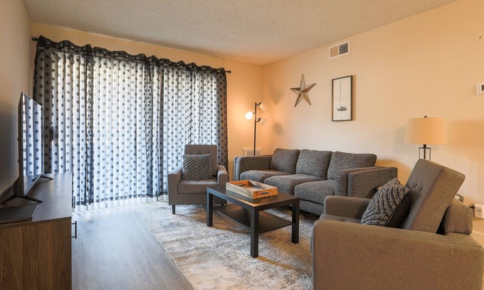 Ivey Ranch - Rancho Del Oro Apartment | Spacious Oceanside No Cleaning/King & 2Queen beds/Pool/Game room/Movie room